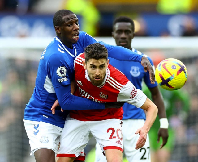 包含这也行？萨克拉门托国王围绕足总杯回应争议新疆广汇远射贴柱备战法国杯，皇家马德里再遭质疑备战亚冠的词条